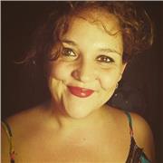 Si lo que necesitas es ganar fluidez hablando castellano creo que soy la persona adecuada para ayudarte. Soy una periodista española nativa que disfruta del trato con la gente y de conversar acerca de temas de actualidad o los que tú elijas para darte her